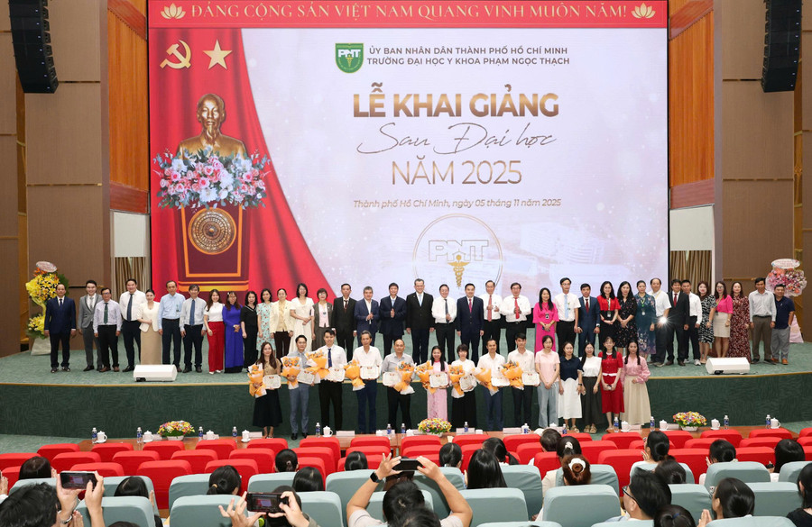 Trường ĐH Y khoa Phạm Ngọc Thạch tuyên dương 12 thủ khoa đầu vào sau đại học