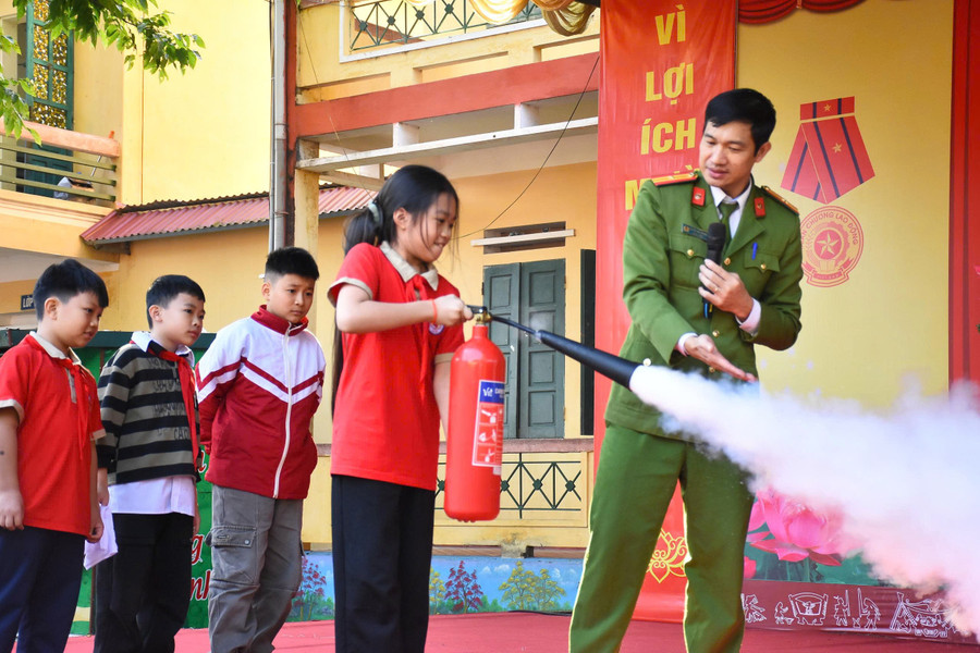 Hơn 1.800 giáo viên và học sinh tham gia tập huấn kỹ năng phòng cháy chữa cháy