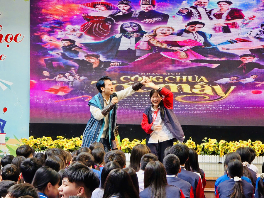 Học sinh hào hứng tham gia 'nhạc kịch tương tác' tại sân trường