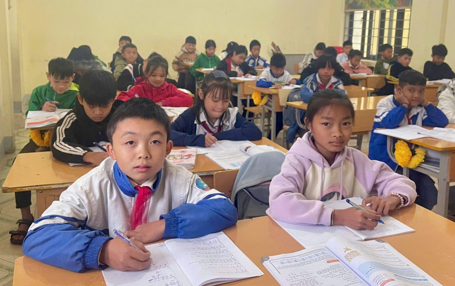 'Nâng bước em tới trường' - chắp cánh ước mơ vùng cao