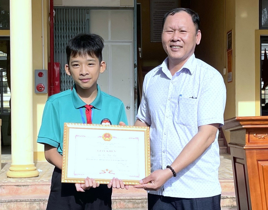 Quảng Trị tuyên dương học sinh trả lại chiếc ví chứa 23 triệu đồng