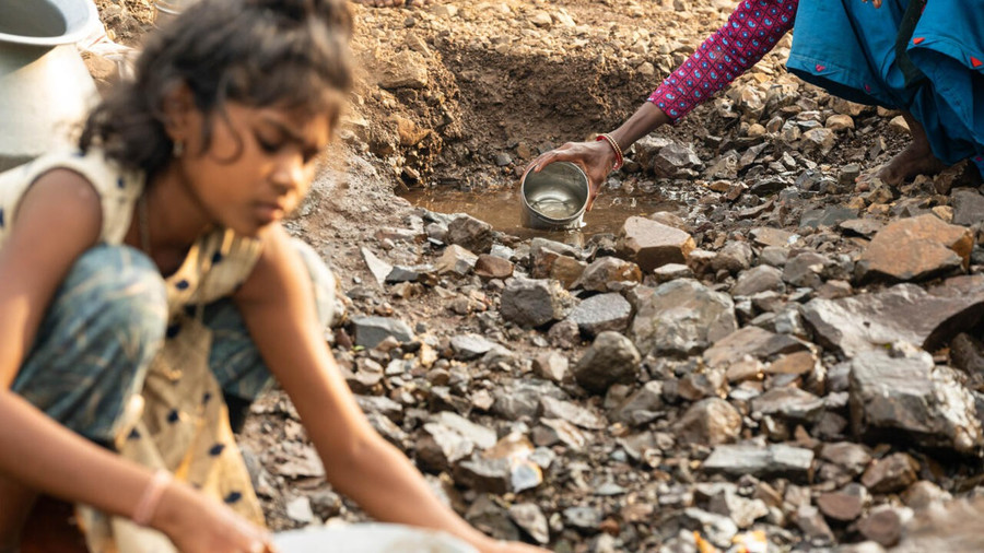 Nữ sinh Ấn Độ nghỉ học đi gánh nước