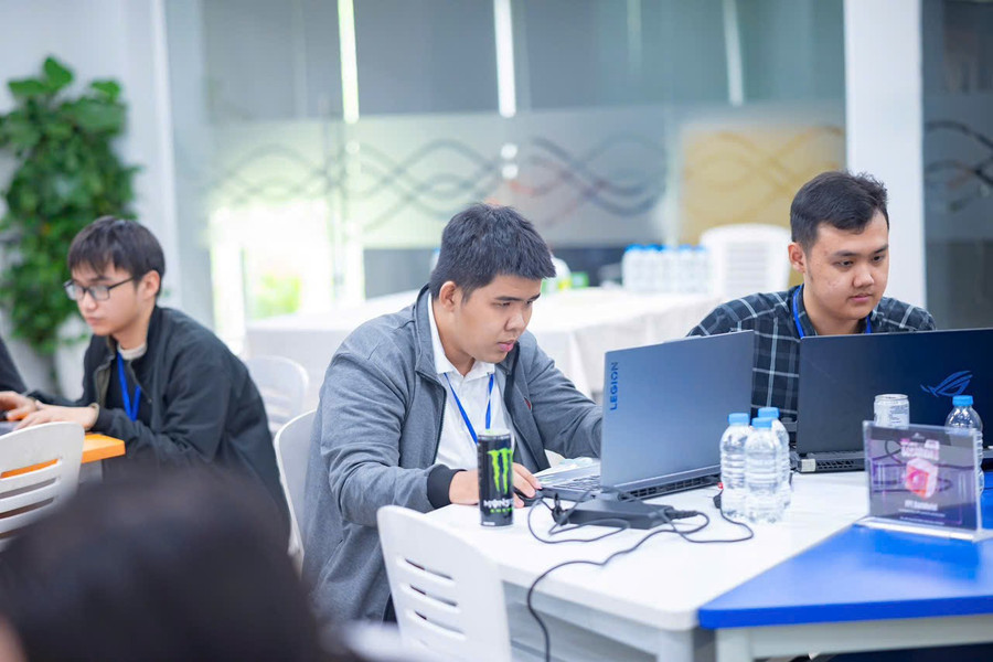 Sinh viên Việt Nam giành giải Nhất thi Olympic mật mã quốc tế