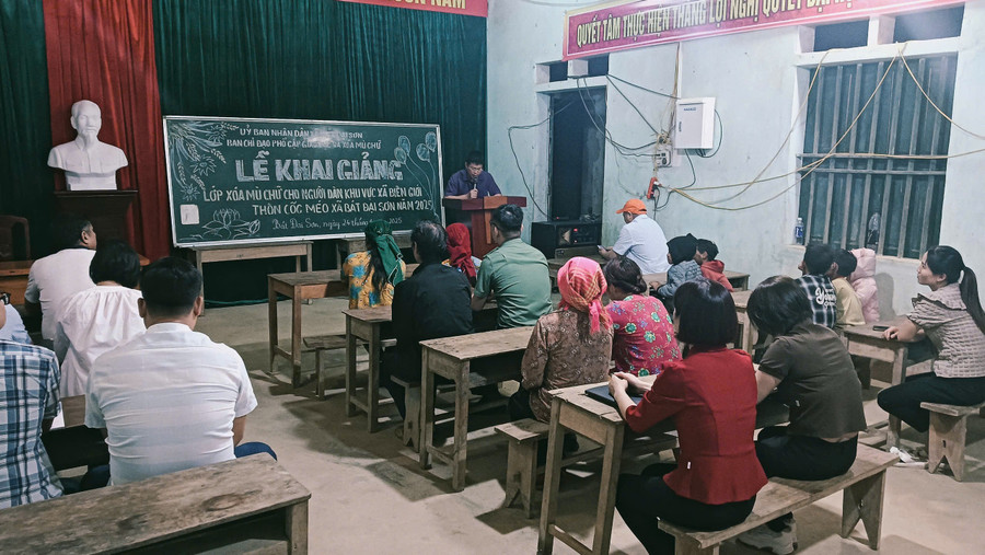 Thầy giáo 31 năm luôn nặng lòng với lớp xóa mù chữ