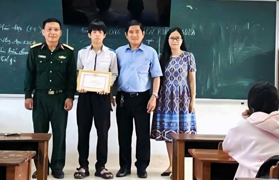 Biểu dương học sinh Đắk Lắk kịp thời sơ cứu phi công sau vụ rơi máy bay