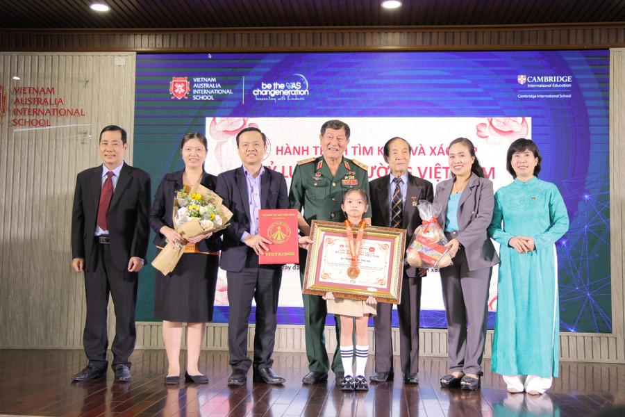 Học sinh lớp 2 TPHCM nhận Kỷ lục sáng tác và xuất bản truyện tranh màu