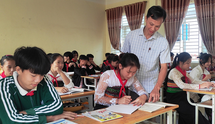 Giáo dục mở lối, bản làng vững tương lai