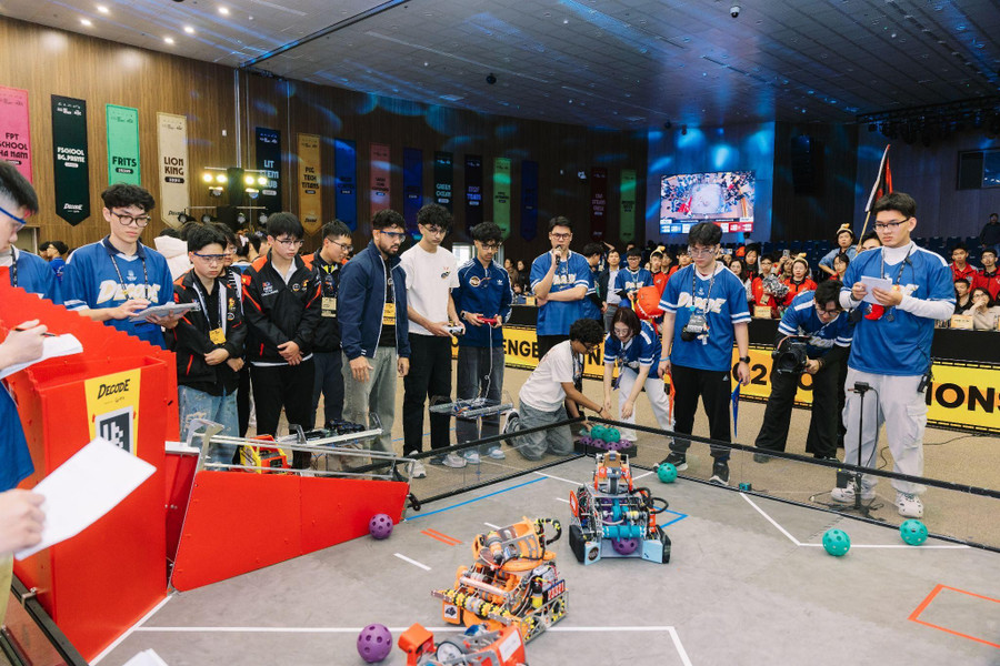 HS Chuyên Amsterdam và FPT Hà Nội đại diện Việt Nam thi đấu robotics tại Mỹ