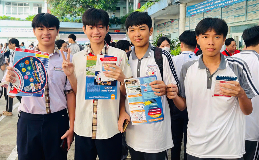  Số hóa tuyển sinh để chấm dứt cảnh xếp hàng thâu đêm 