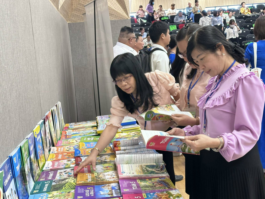  Nhận hồ sơ thẩm định sách giáo khoa Ngoại ngữ 1, Ngoại ngữ 2 ngày 19/6/2026 