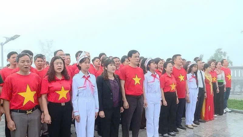 Ngành Giáo dục Điện Biên chào cờ dưới Cột cờ A Pa Chải, lan tỏa tinh thần yêu nước cho học sinh