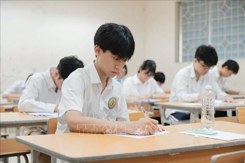 Môn Văn lớp 10 Hà Nội: Một thí sinh mang điện thoại vào phòng thi