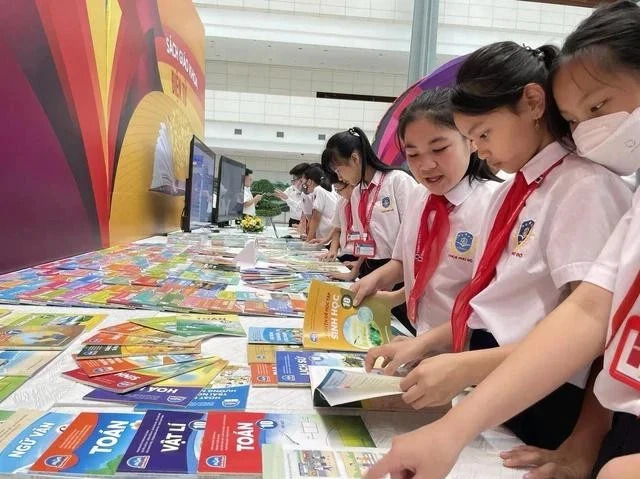 Hà Nội lên kế hoạch cấp sách giáo khoa miễn phí, dự kiến triển khai từ năm học 2026-2027