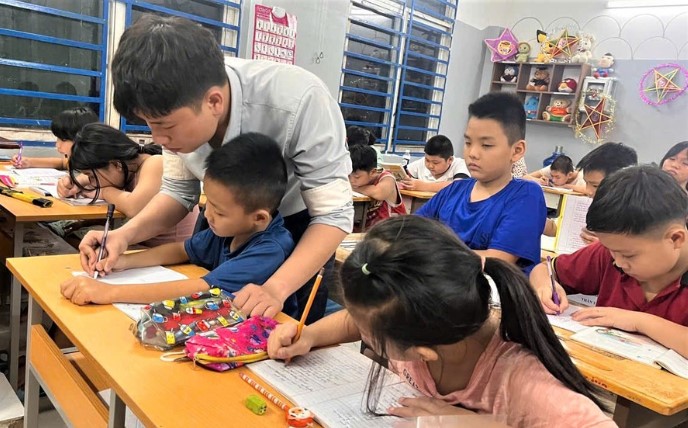 Thầy giáo 9X thắp hy vọng cho trẻ em nghèo