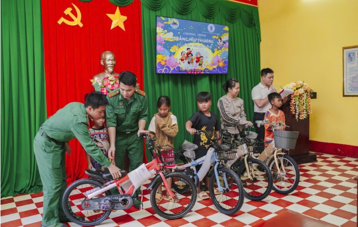 Thắp sáng con chữ cho trẻ em nghèo ở biên giới